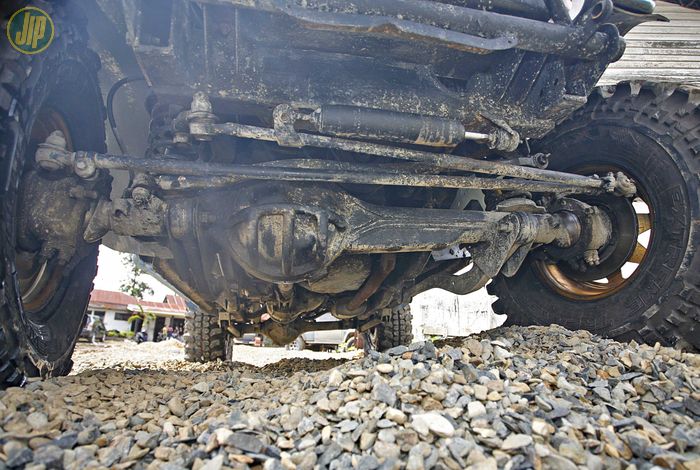 Gardan depan dipasang milik Toyota Land Cruiser FJ60 supaya lebih lebar dari gardan belakang supaya manuver lebih lincah. 