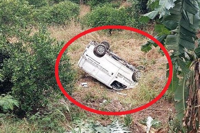 Dalam lingkaran merah, Daihatsu Gran Max Blind Van yang terbalik di dalam jurang sedalam 30 meter di KM 36 Liku Sembilan, Taba Penanjung, Bengkul Tengah, Bengkulu