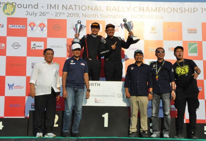 Pasangan H. Rihan Variza dan Andi Rendi (memegang piala) menjadi juara di gelaran APRC Asia Cup di Sumut