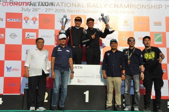 Pasangan H. Rihan Variza dan Andi Rendi (memegang piala) menjadi juara di gelaran APRC Asia Cup di Sumut