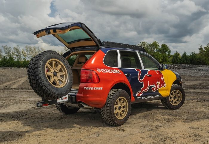 Porsche Cayenne S 2006 gaya rally look dengan livery balap Red Bull