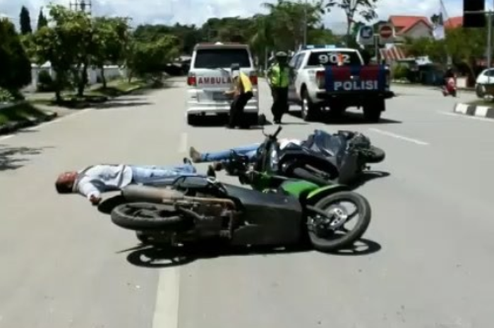 Kecelakaan tragis di sebuah jalan raya.