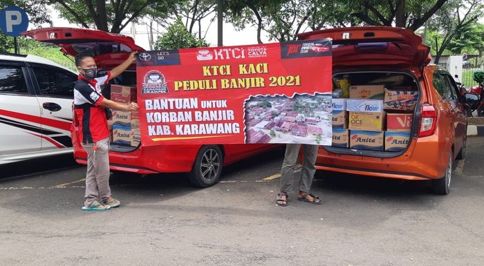 Bantuan Komunitas Toyota Calya Indonesia (KTCI) untuk korban banjir di Karawang, Jawa Barat