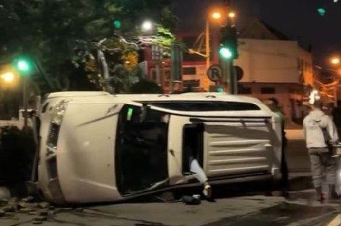 Pajero Sport rebahan di jalan raya, wajah babak belur cium median jalan