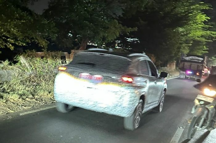 Mobil berstiker kamuflase yang diduga kuat Suzuki Fronx tertangkap kamera di kawasan Tambun, Bekasi (23/8/2024)