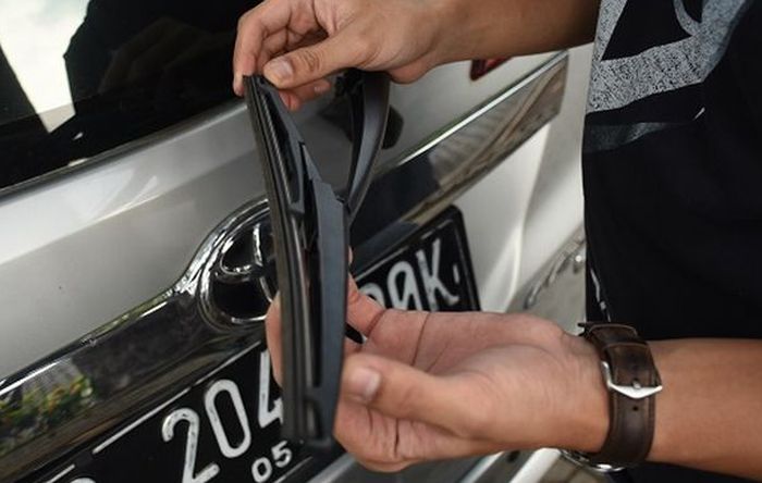 Memeriksa kondisi wiper belakang