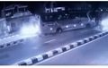 Detik-detik Bus Sugeng Rahayu Hantam Bus Sumber Jaya yang Sedang Putar Balik, Motor Ikut jadi Korban