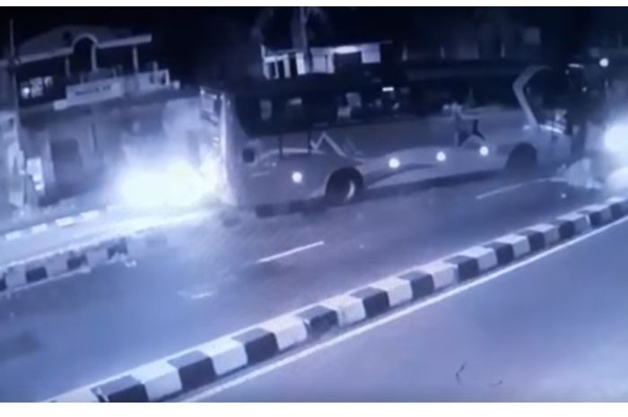 Detik Detik Bus Sugeng Rahayu Hantam Bus Sumber Jaya Yang Sedang