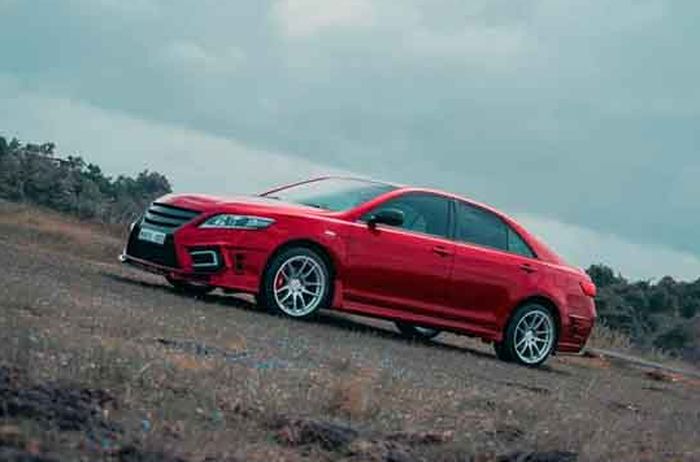 Sedan besar yang elegan berubah jadi sporty