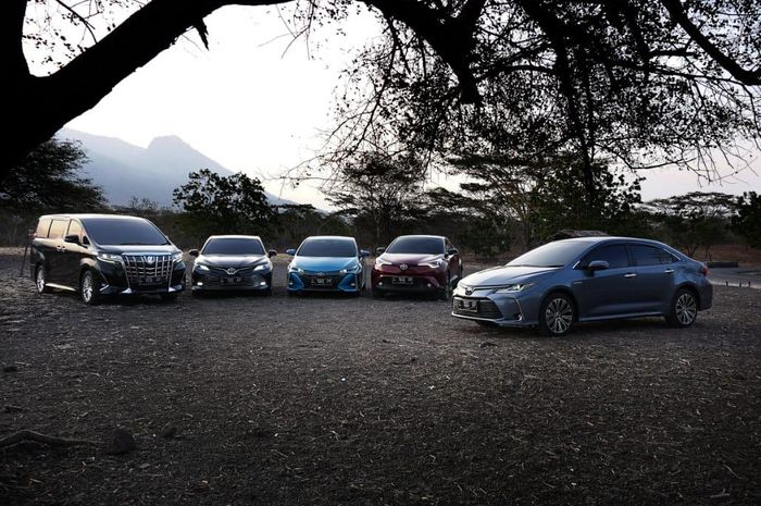 Mobil Hybrid Toyota melakukan tes jarak jauh dari Banyuwangi hingga Denpasar 