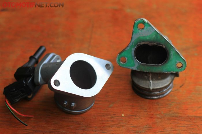 Pakai intake aftermarket posisi TB jadi tegak, tapi perlu ubah dudukan intake sesuai dengan orisinal Vespa (kanan)