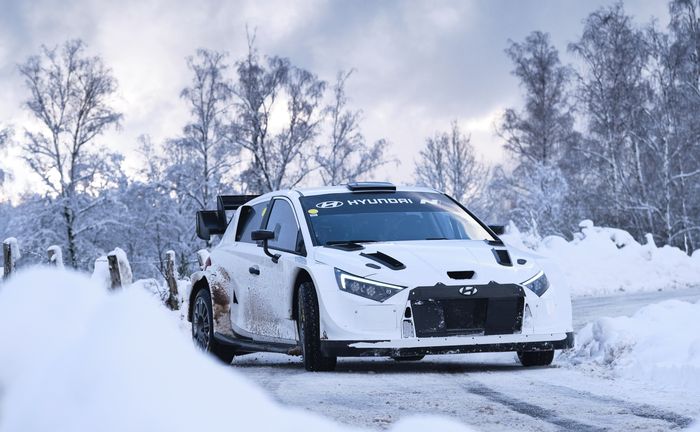 Mobil reli hybrid Hyundai i20 N Rally1 saat diuji coba di lintasan aspal bersalju awal Desember 2021