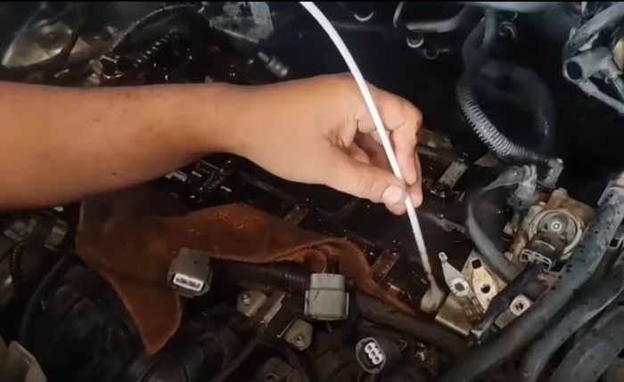 Iliustrasi pembersihan sludge di bagian dalam mesin menggunakan cairan Rapid Sludge Remover