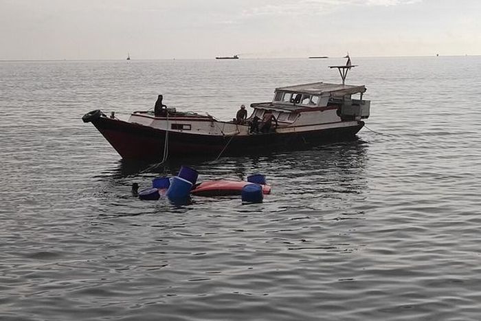 Evakuasi Honda Jazz GE8 tenggelam di laut belakang Ruko Bandar, Balikpapan oleh nelayan menggunakan  drum plastik