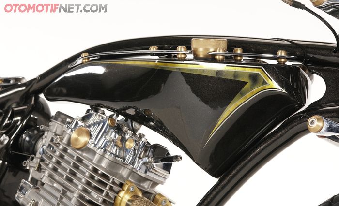 Bentuk tangki dibuat dengan lekukan serba melancip dan model menggantung