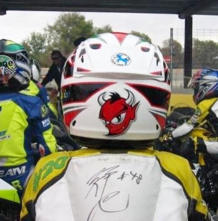 Fabio Quartararo memakai helm replika Roberto Locatelli
