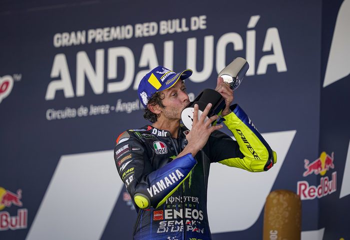 Naik podium MotoGP Andalusia 2020, menunjukkan Valentino Rossi masih kompetitif