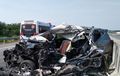 Kijang Innova Terburai di Tol, Atap Terkelupas Hantam Belakang Truk, 2 Tewas Seketika