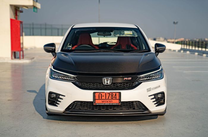 Tampilan Honda City Hatchback terjangkini part serat karbon