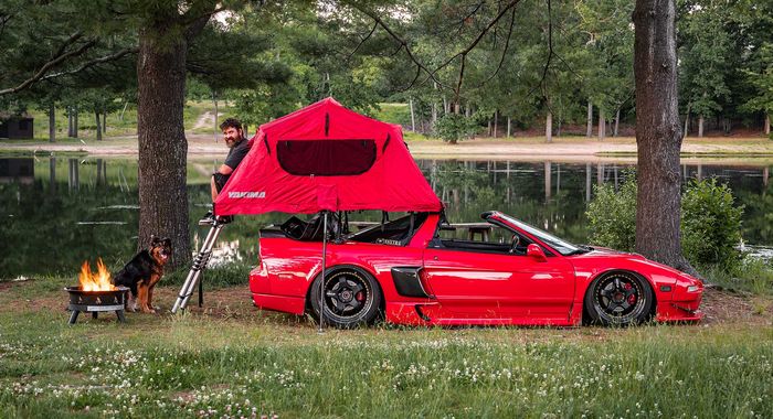 Tenda tersebut mampu menampung dua orang dewasa dan seekor anjing