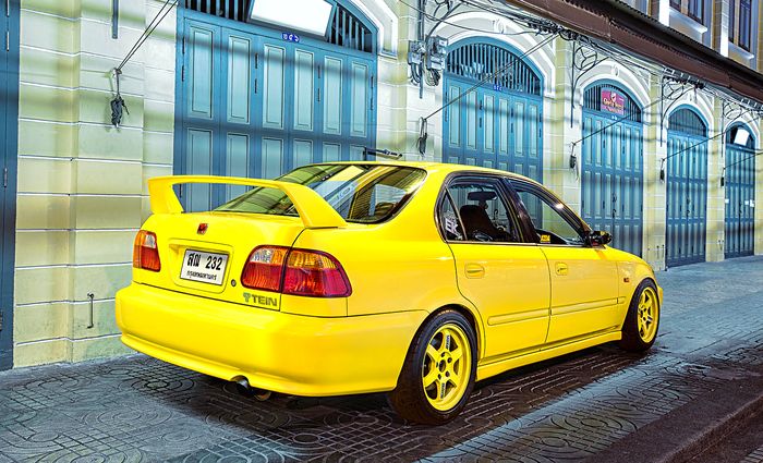 Tampilan belakang Honda Civic berkelir kuning keluaran tahun 1996