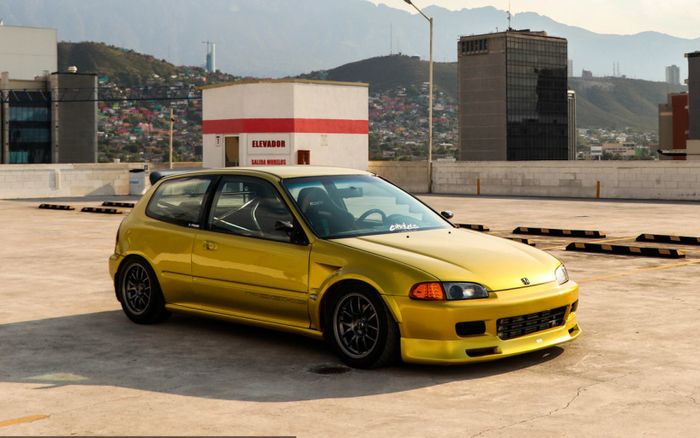 Sekujur tubuh Honda Civic Estilo dilabur warna Yellow Austin dari BMW M4