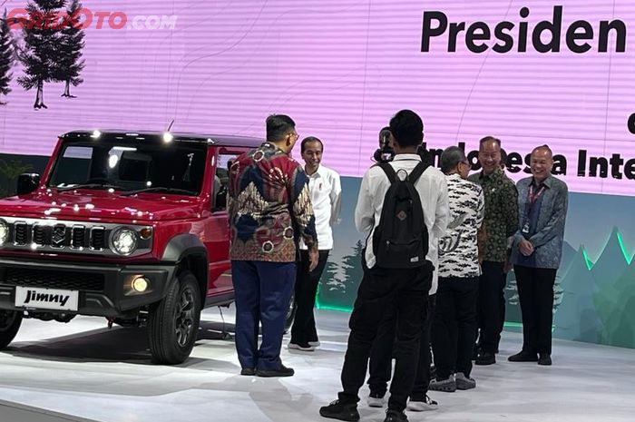 Setelah membuka IIMS 2024, Jokowi berkeliling area pameran