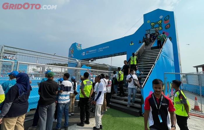 Sekuriti malah ikutan menonton acara seremoni pembukaan menjelang start balap Formula E Jakarta 2022 di sirkuit Ancol