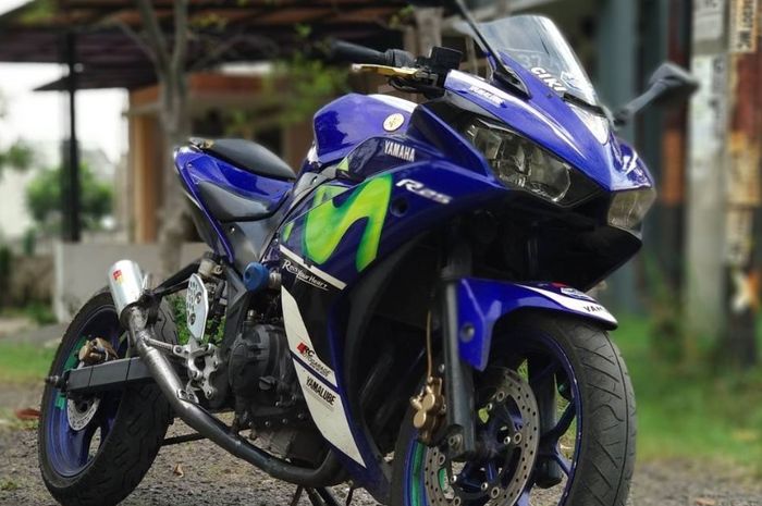 Yamaha R25 bergaya drift dengan swing arm panjang