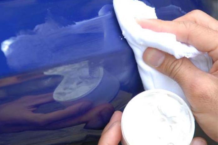 Ilustrasi poles cat motor