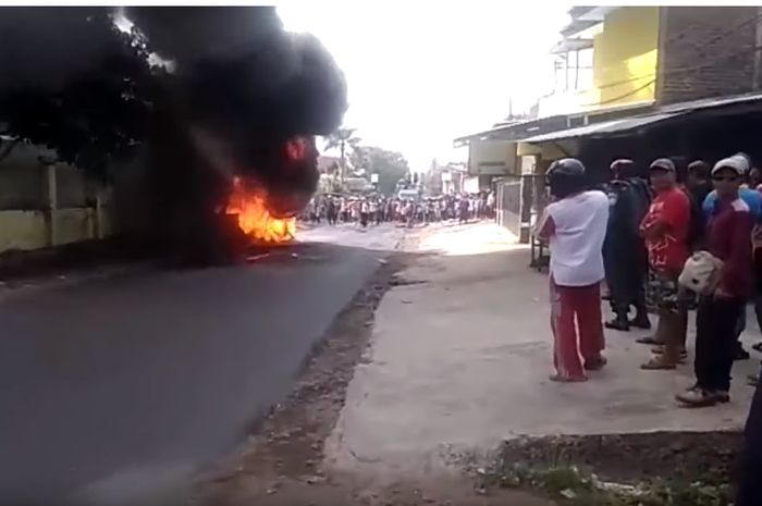 Suzuki APV terbakar di jalan Cianjur-Mande