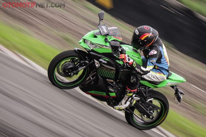 Test ride Kawasaki Ninja ZX-25R