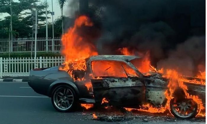 Ford Mustang GT500 Eleanor terbakar di Pondok Indah, Jakarta Selatan (26/7)