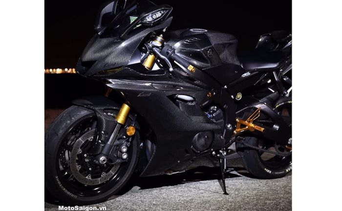 Yamaha R6 ini sepaket dengan knalpot lansiran Akrapovic