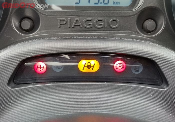 Indikator penguncian roda depan Piaggio MP3 300 HPE Sport ada di dashboard