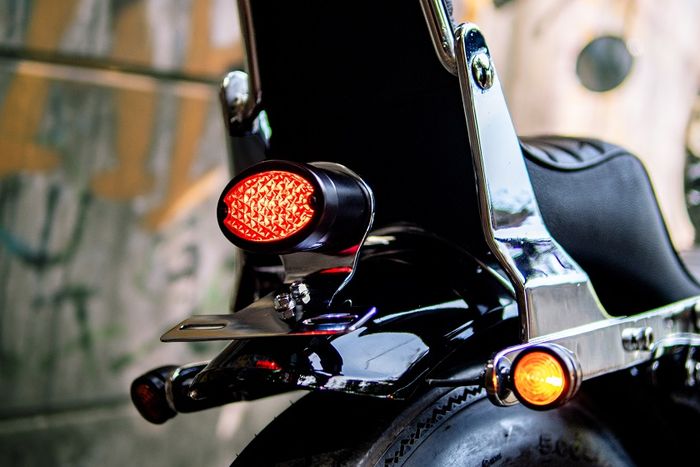 Stoplamp LED beri kesan simpel di buritan skinny chopper, mounting sokbreker belakang diberi finishing chrome