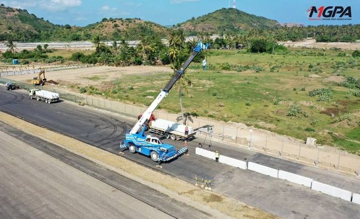 Pemasangan beton dan pagar pembatas yang masih terus dikerjakan.