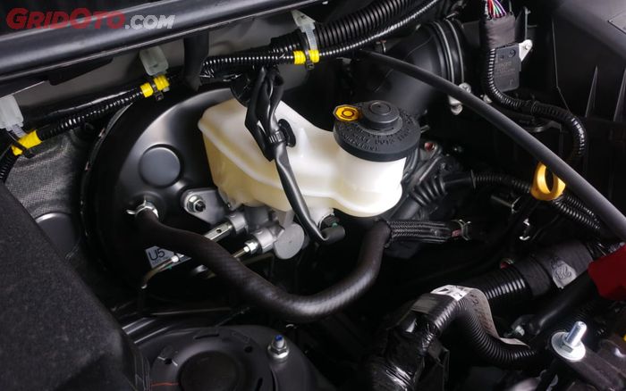 Penggantian minyak rem mobil dilakukan untuk menjaga tekanan hidraulis dari fluida agar fungsi pengereman tetap bekerja baik.