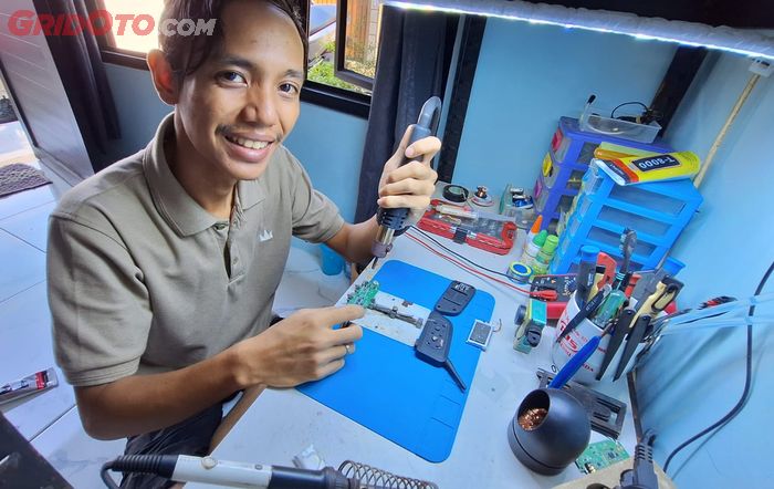 Dhimas Zuhdi Sudaryono, Pemilik workshop 27modmicproject, spesialis perbaikan intercom helm 