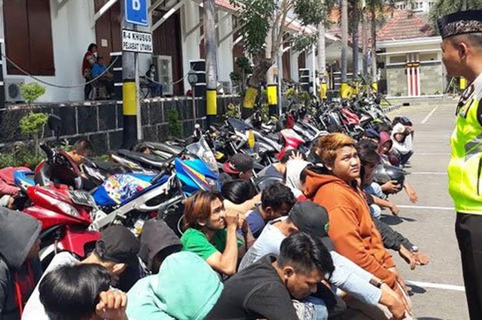 Polrestabes Surabaya mengamankan 43 pemuda yang terlibat balap liar di Jalan Dupak-Demak Surabaya, (1/6/2018)
