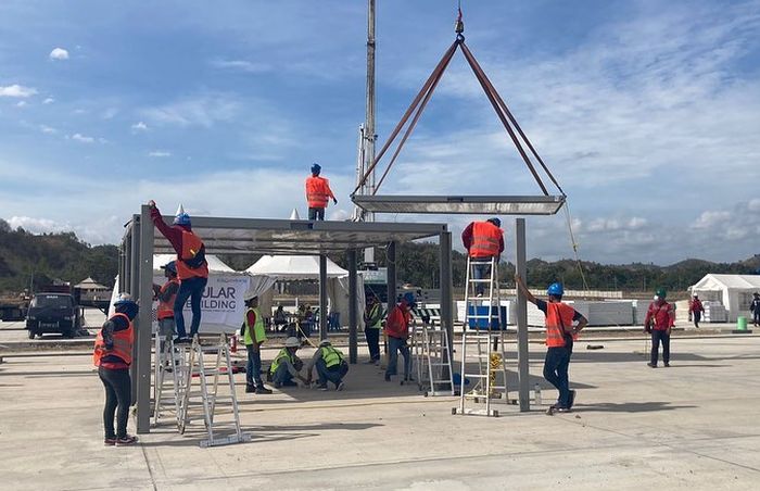 Pemasangan Pit Building Modular Sirkuit Mandalika