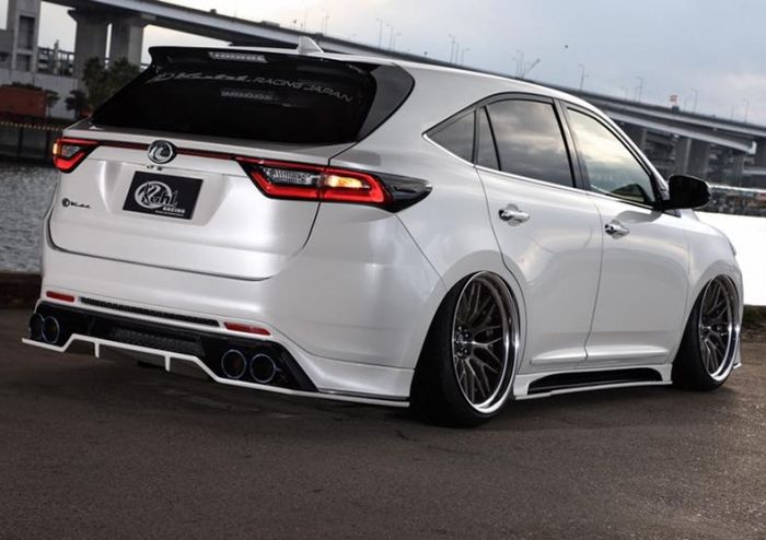 Toyota Harrier dengan body kit dan camber negative