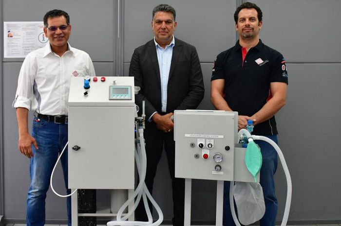Para tenaga ahli di Sirkuit Bahrain membuat ventilator