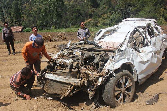 Honda CRV yang terjun ke jurang sedalam 100 meter di  Magetan Jawa Timur sempat terguling hinga 4 ka