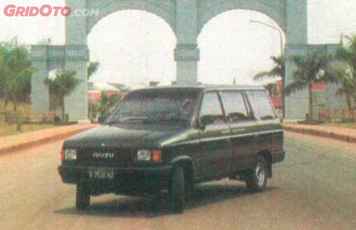 Isuzu Panther Kotak pertama kali diperkenalkan pada 1991