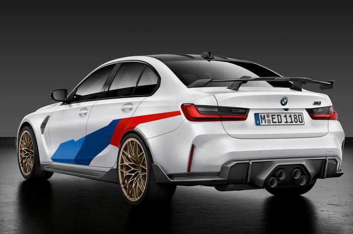 BMW M3 dengan part M Performance