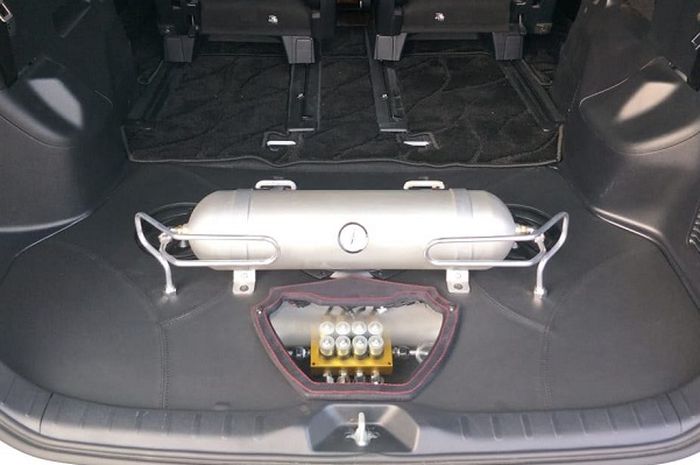 Kompresor dan tabung suspensi udara ditaruh di bagian bagasi