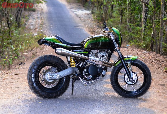 Knalpot custom khas scrambler, belok ke kanan atas dari mesin Thunder 250