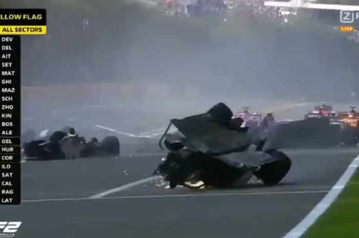 Mobil Juan Manuel Correa terbalik setelah menabrak mobil Anhoine Hubert (kiri) pada race 1 F2 Belgia, 31 Agustus 2019