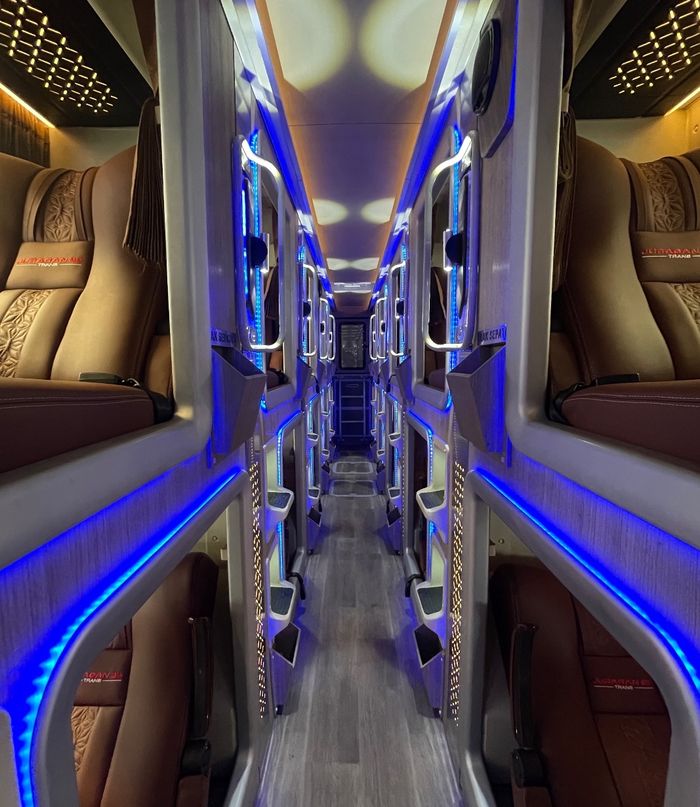 Jeroan sleeper bus Juragan 99 Trans. Hingga saat ini, memiliki total 30 unit bus AKAP dan pariwisata